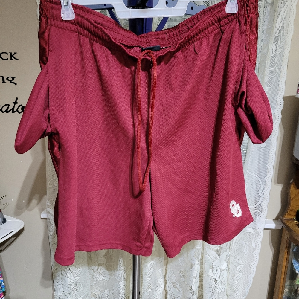 (2504) Pro Edge. Men's, Shorts, Size XL, OU Emblem on them. Burgandy